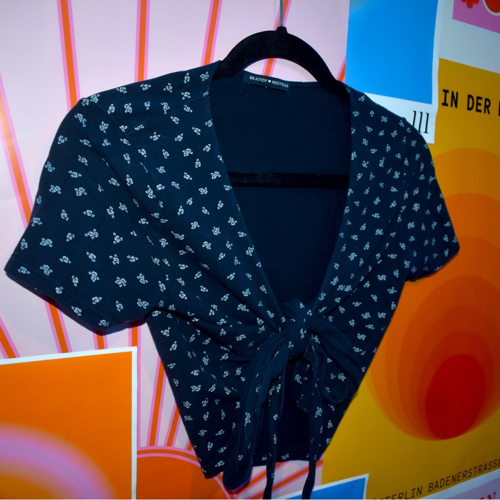 BRANDY MELVILLE WRAP TOP